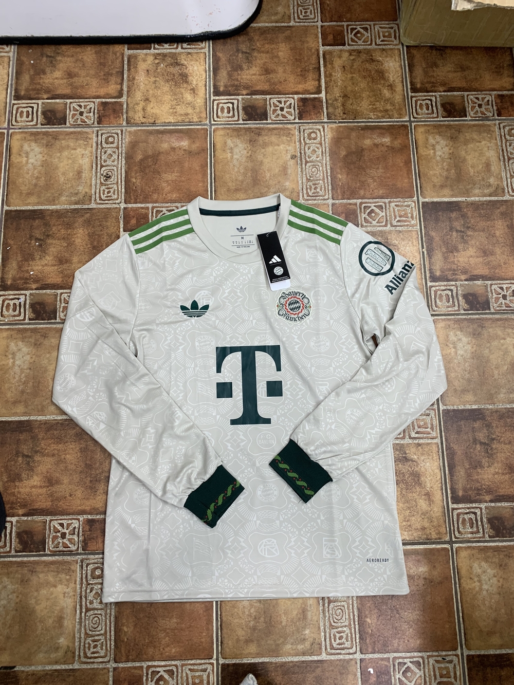 adidas Originals Bayern Munich 2025/26 Long Sleeve Oktoberfest Jersey Size M